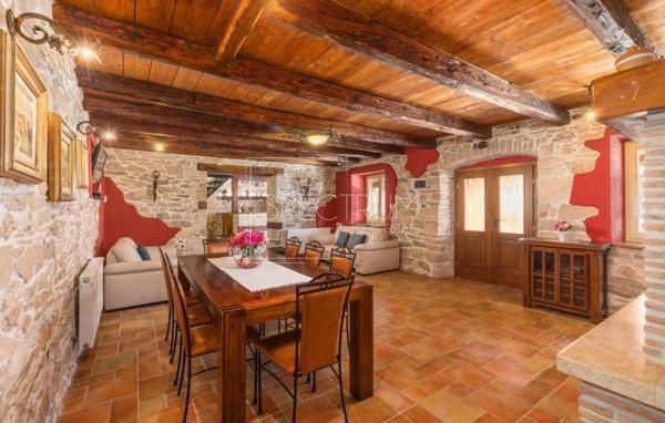 Zona di Buie, casa in pietra con piscina e condominio
