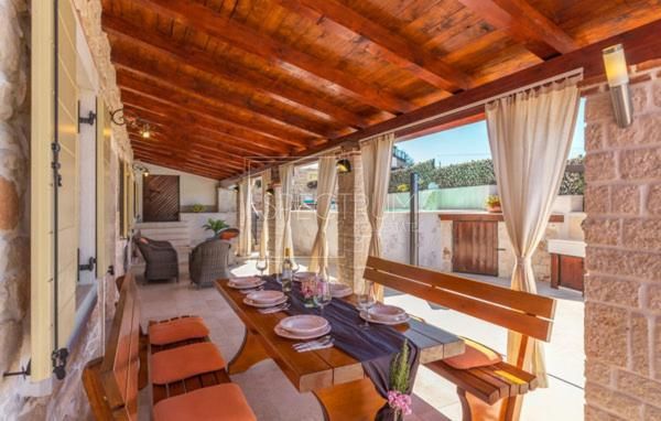 Zona di Buie, casa in pietra con piscina e condominio