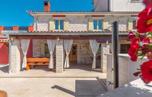 Zona di Buie, casa in pietra con piscina e condominio