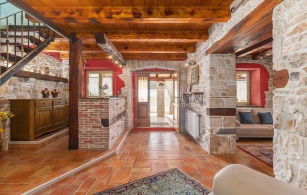 Zona di Buie, casa in pietra con piscina e condominio