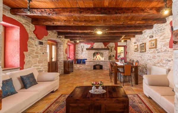 Zona di Buie, casa in pietra con piscina e condominio