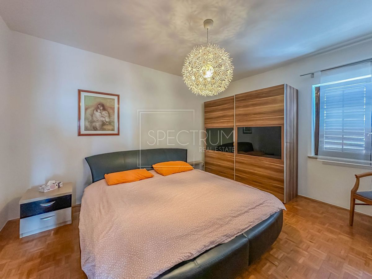 Zona di Buie, casa in pietra con piscina e condominio