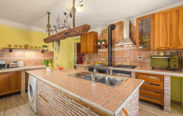 Zona di Buie, casa in pietra con piscina e condominio