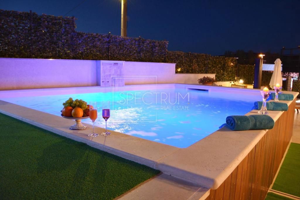 Zona di Buie, casa in pietra con piscina e condominio
