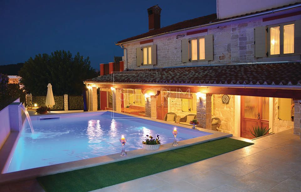 Zona di Buie, casa in pietra con piscina e condominio