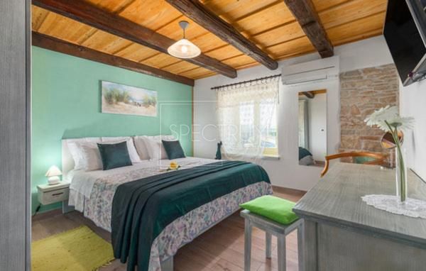 Zona di Buie, casa in pietra con piscina e condominio