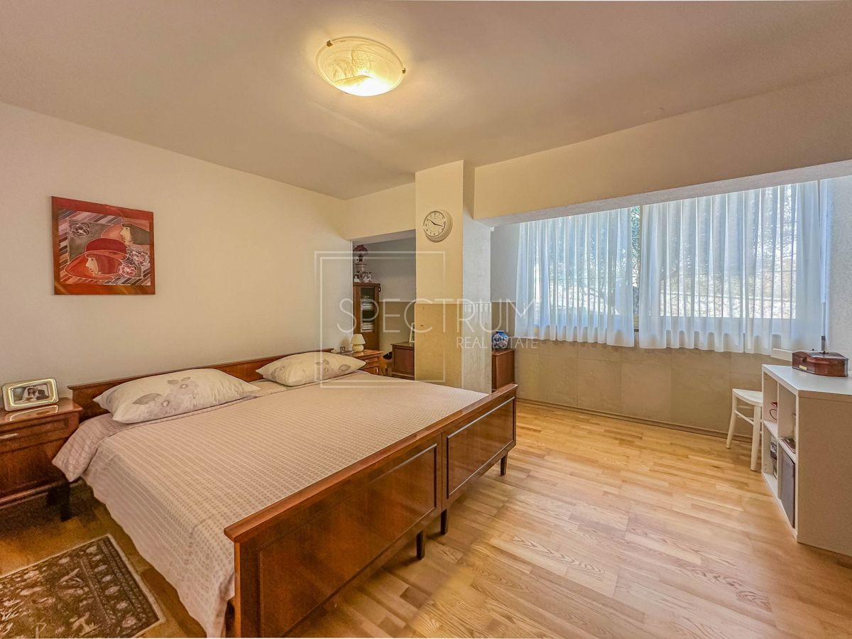 Zona di Buie, casa in pietra con piscina e condominio