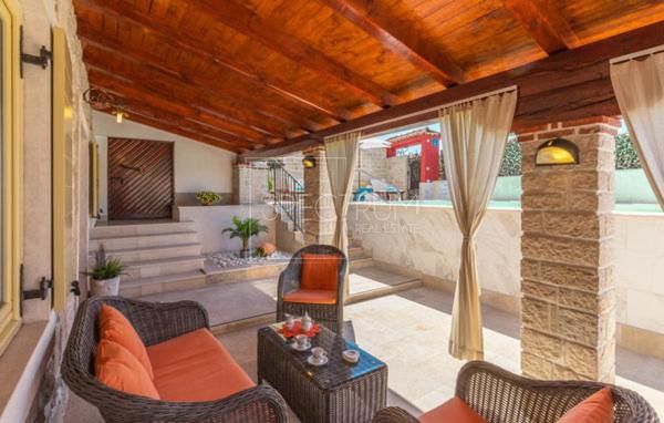Zona di Buie, casa in pietra con piscina e condominio