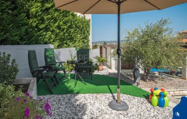 Zona di Buie, casa in pietra con piscina e condominio