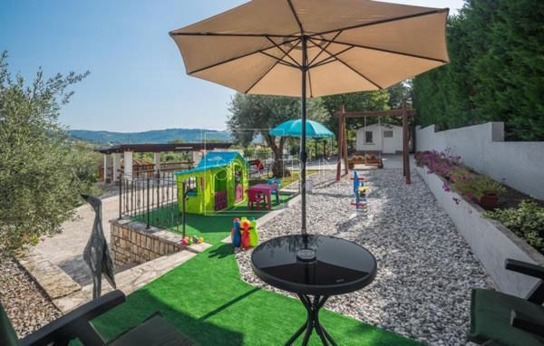 Zona di Buie, casa in pietra con piscina e condominio