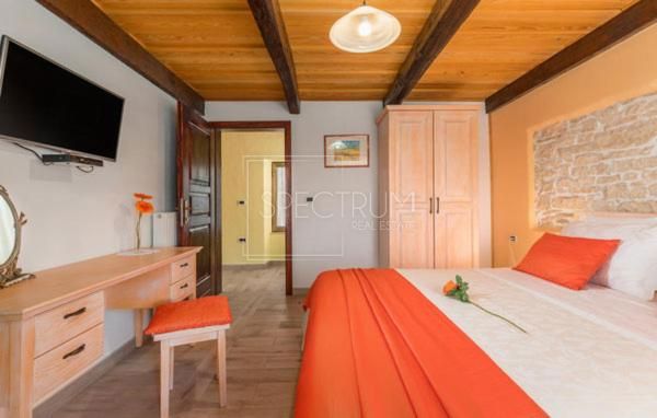 Zona di Buie, casa in pietra con piscina e condominio