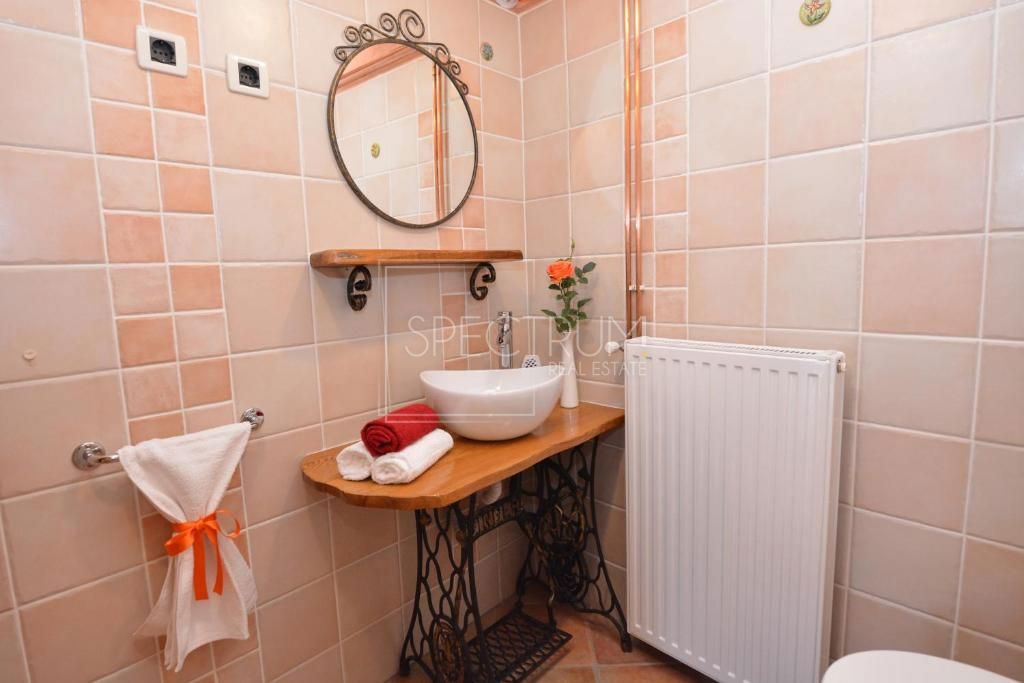 Zona di Buie, casa in pietra con piscina e condominio