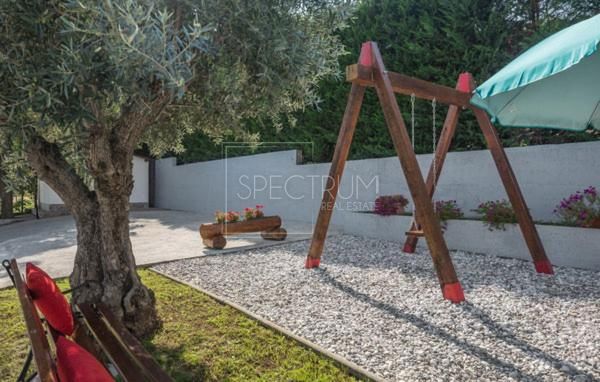 Zona di Buie, casa in pietra con piscina e condominio