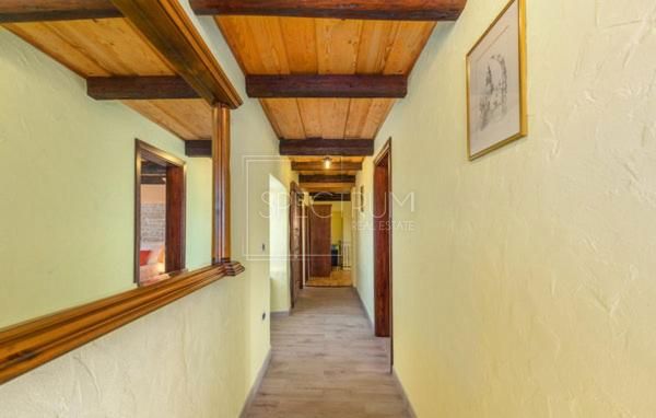 Zona di Buie, casa in pietra con piscina e condominio