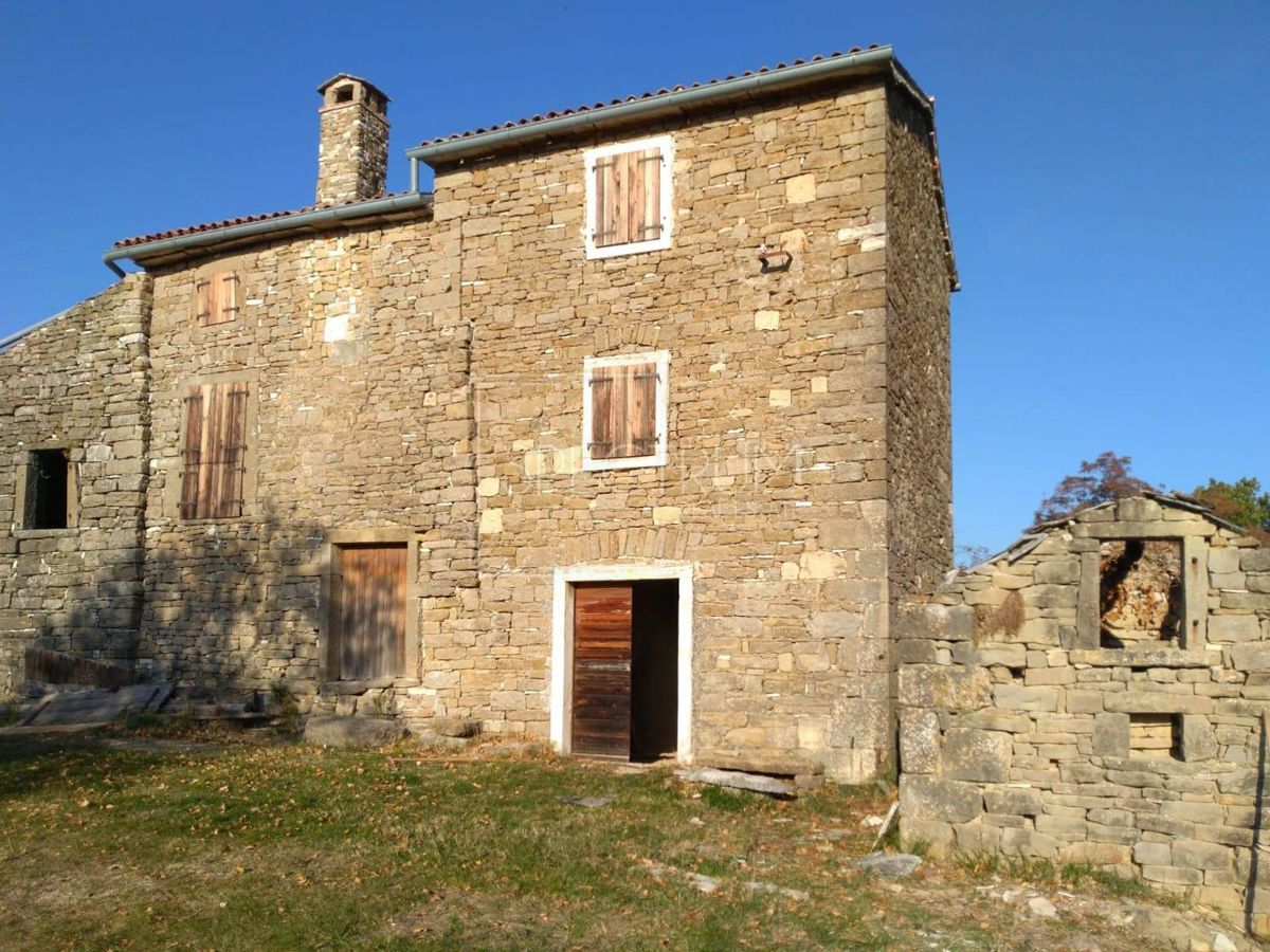 Dintorni di Buie, casa in pietra con vista in posizione tranquilla