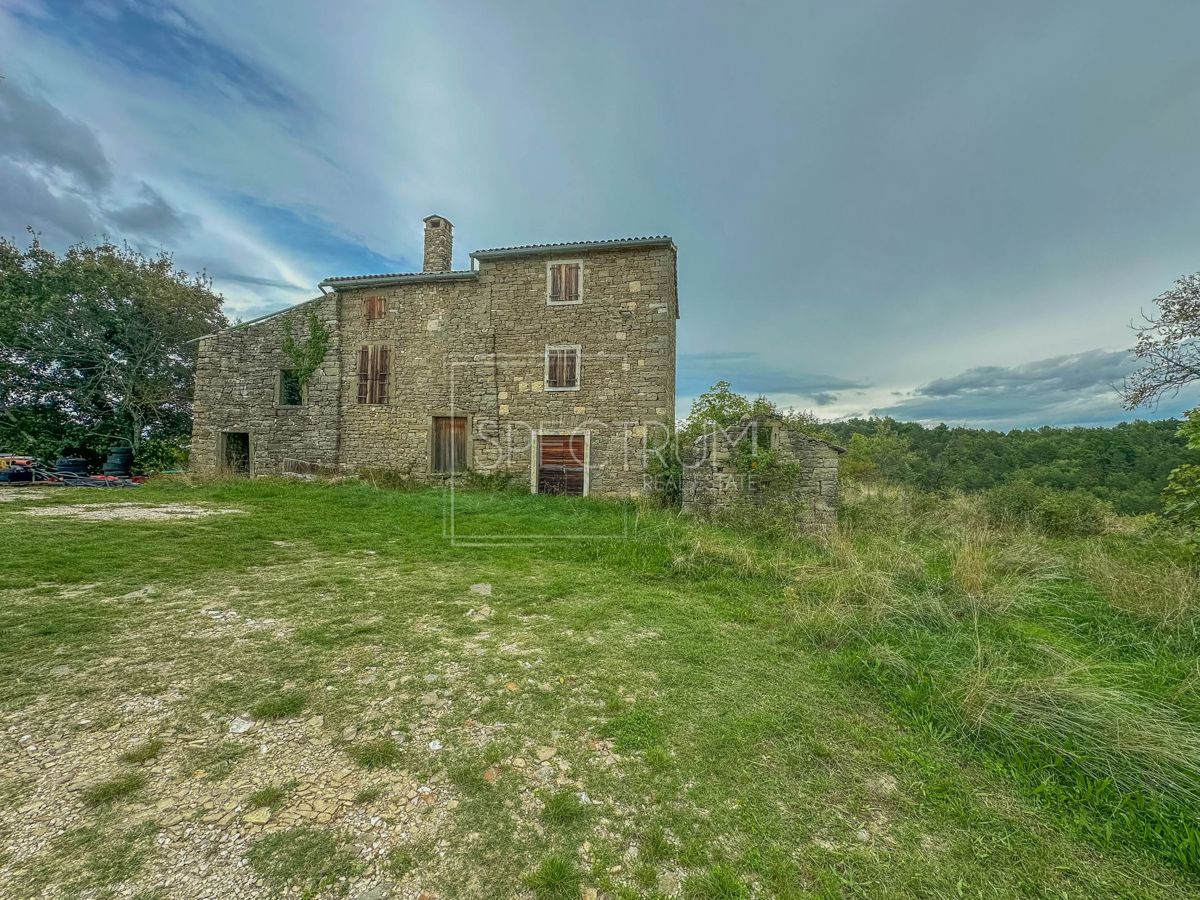 Dintorni di Buie, casa in pietra con vista in posizione tranquilla