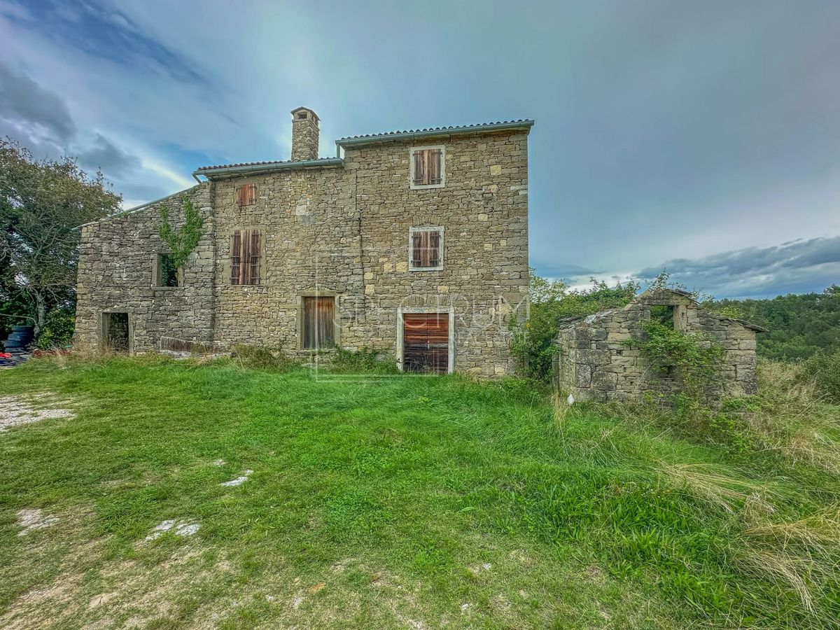 Dintorni di Buie, casa in pietra con vista in posizione tranquilla