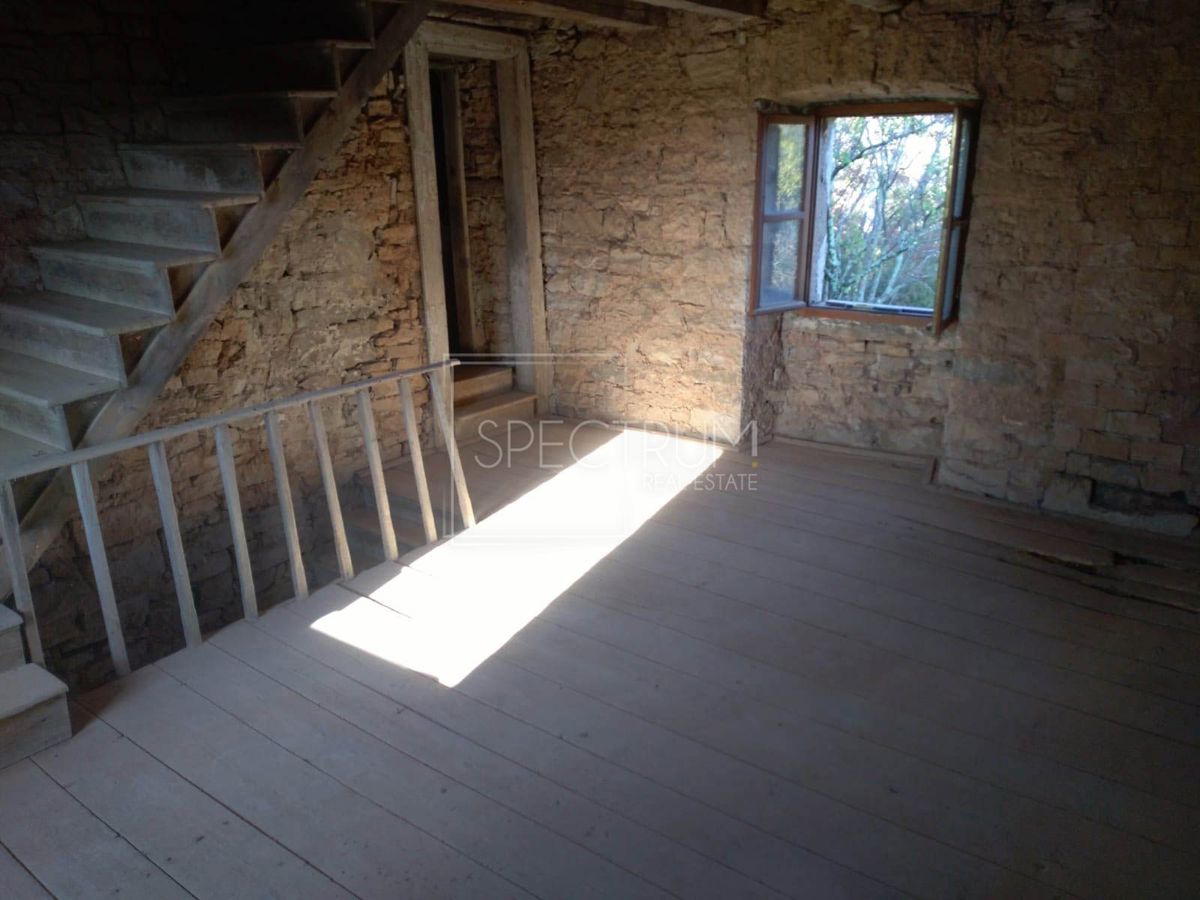 Dintorni di Buie, casa in pietra con vista in posizione tranquilla