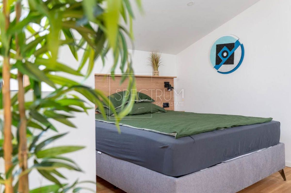 Zona Parenzo, casa ristrutturata con piscina