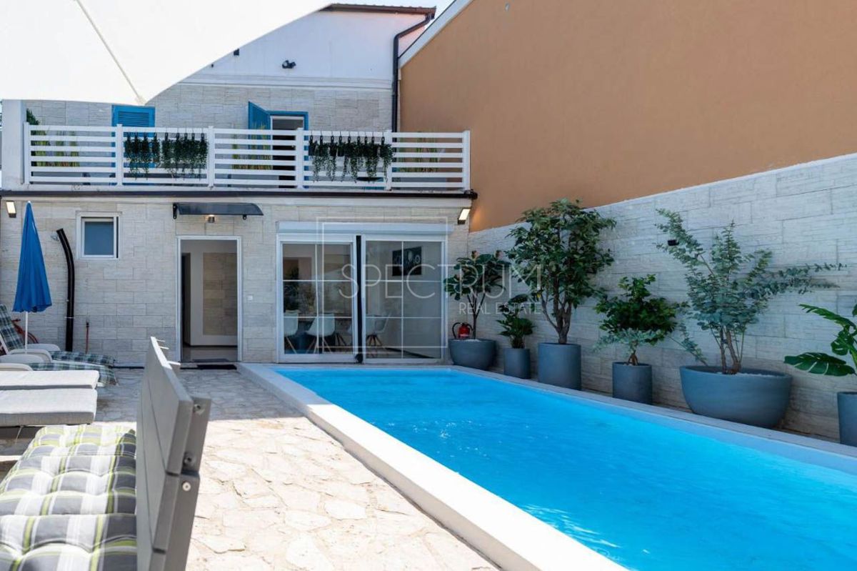 Zona Parenzo, casa ristrutturata con piscina