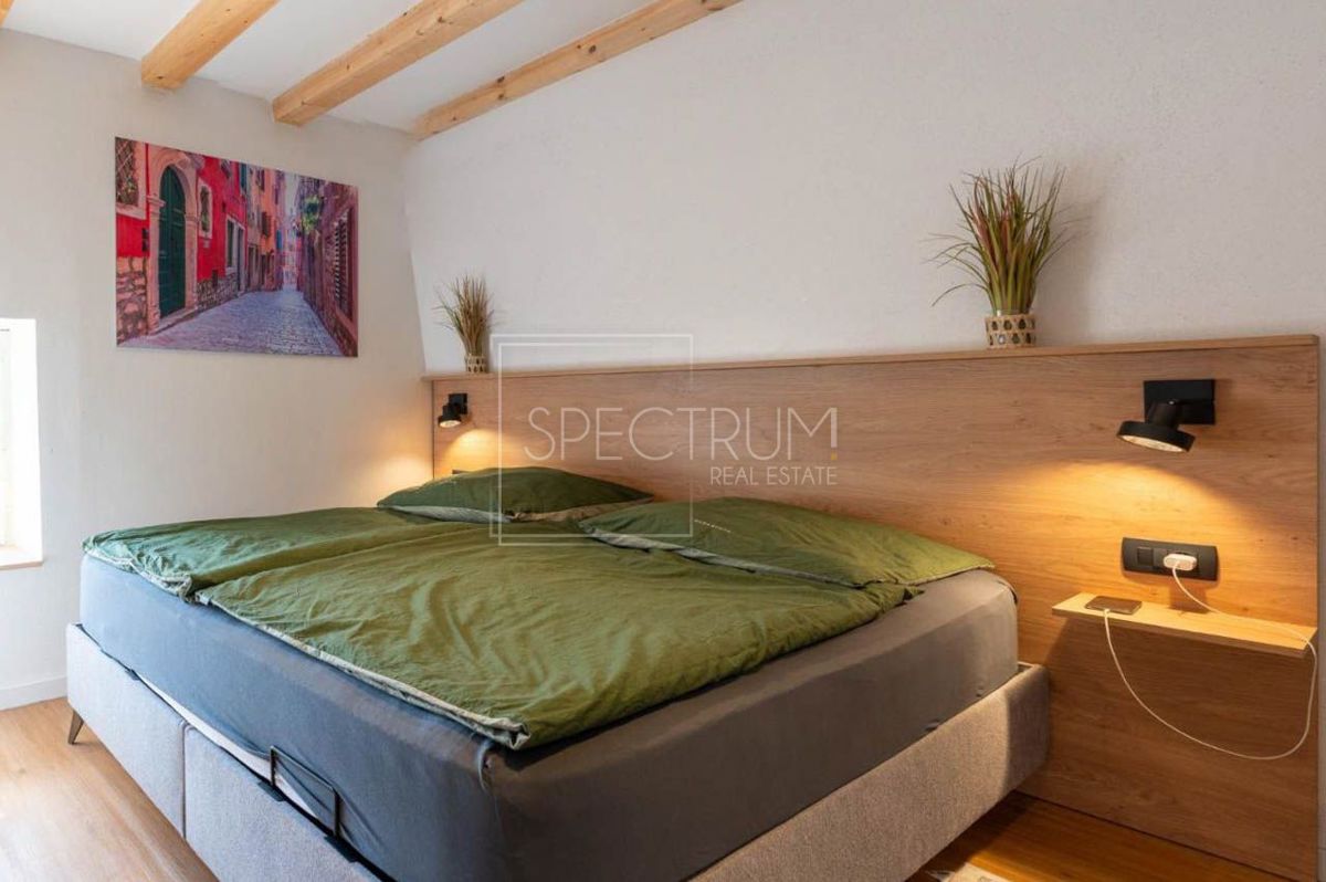 Zona Parenzo, casa ristrutturata con piscina