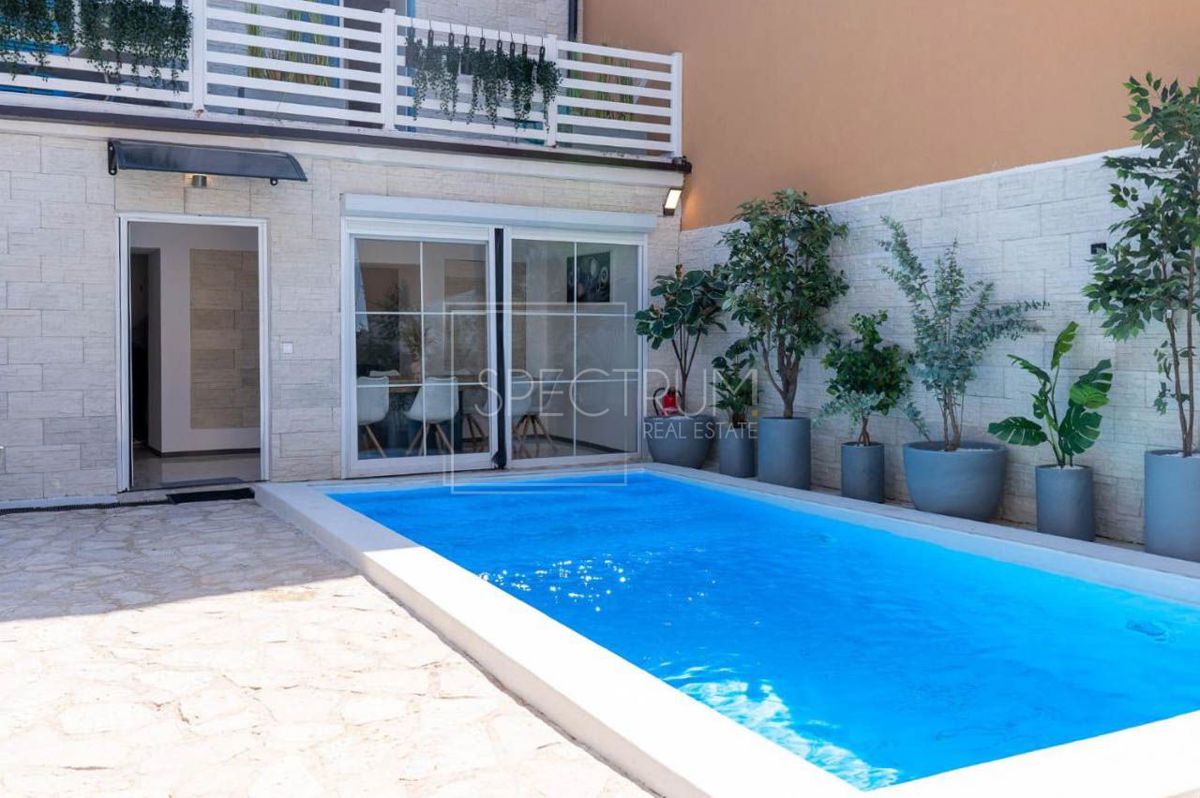 Zona Parenzo, casa ristrutturata con piscina
