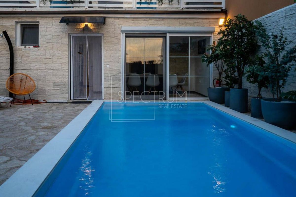 Zona Parenzo, casa ristrutturata con piscina