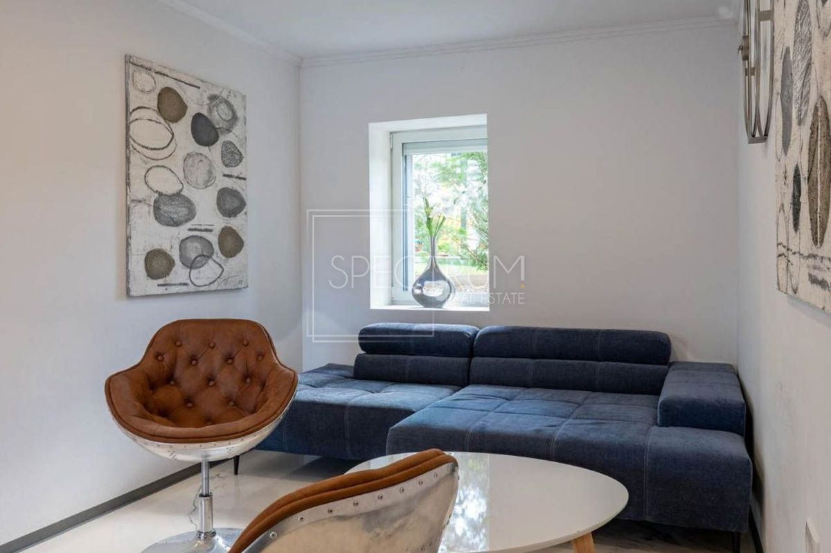 Zona Parenzo, casa ristrutturata con piscina