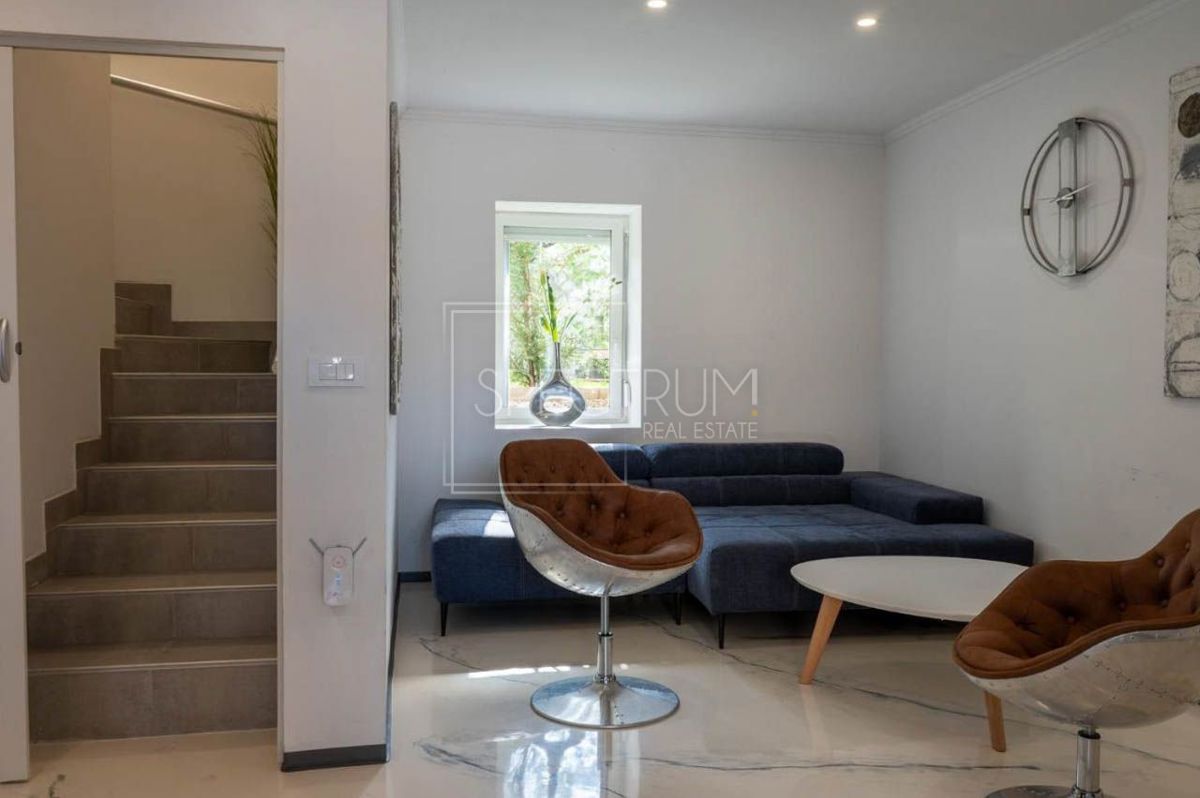 Zona Parenzo, casa ristrutturata con piscina