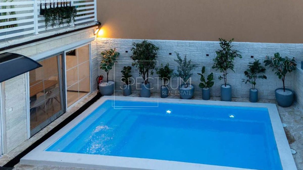 Zona Parenzo, casa ristrutturata con piscina