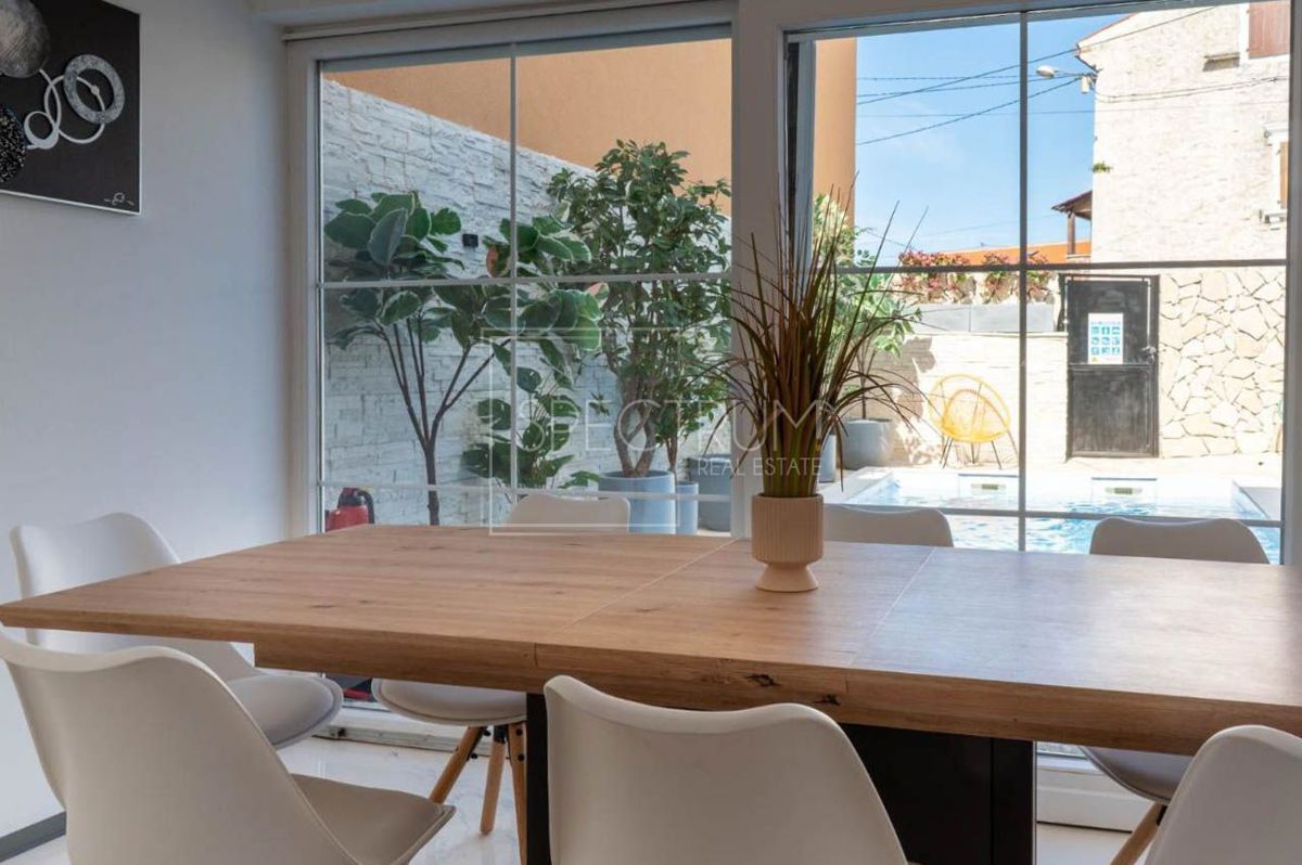 Zona Parenzo, casa ristrutturata con piscina