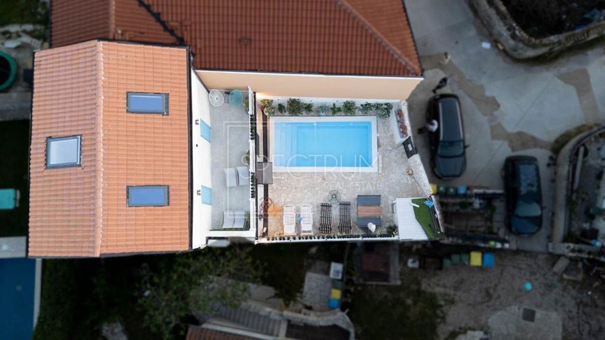 Zona Parenzo, casa ristrutturata con piscina