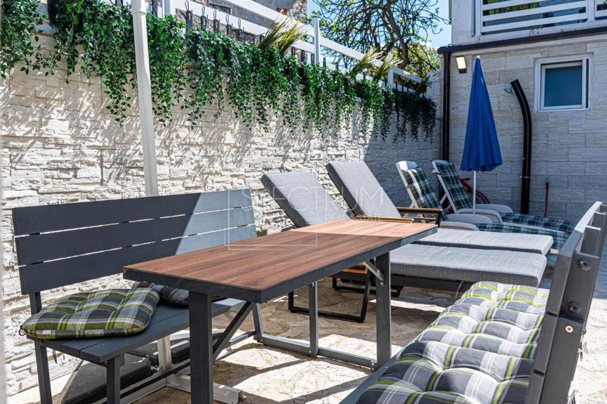 Zona Parenzo, casa ristrutturata con piscina