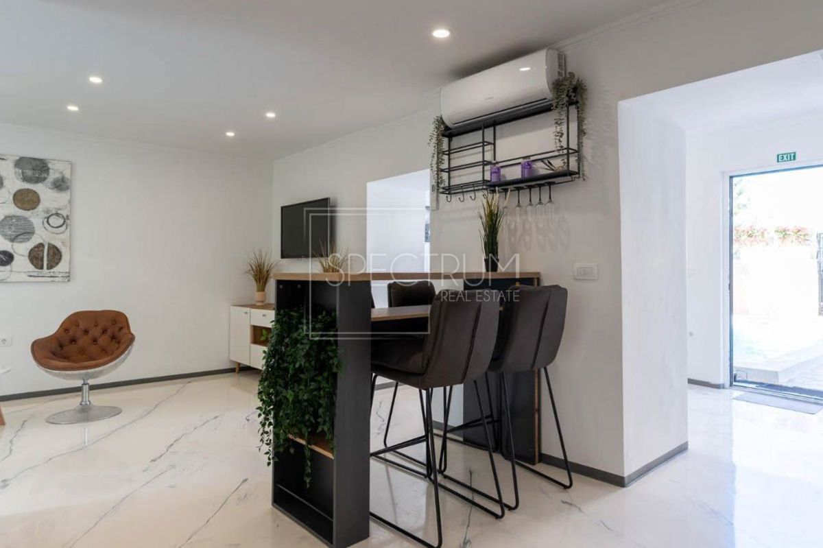 Zona Parenzo, casa ristrutturata con piscina