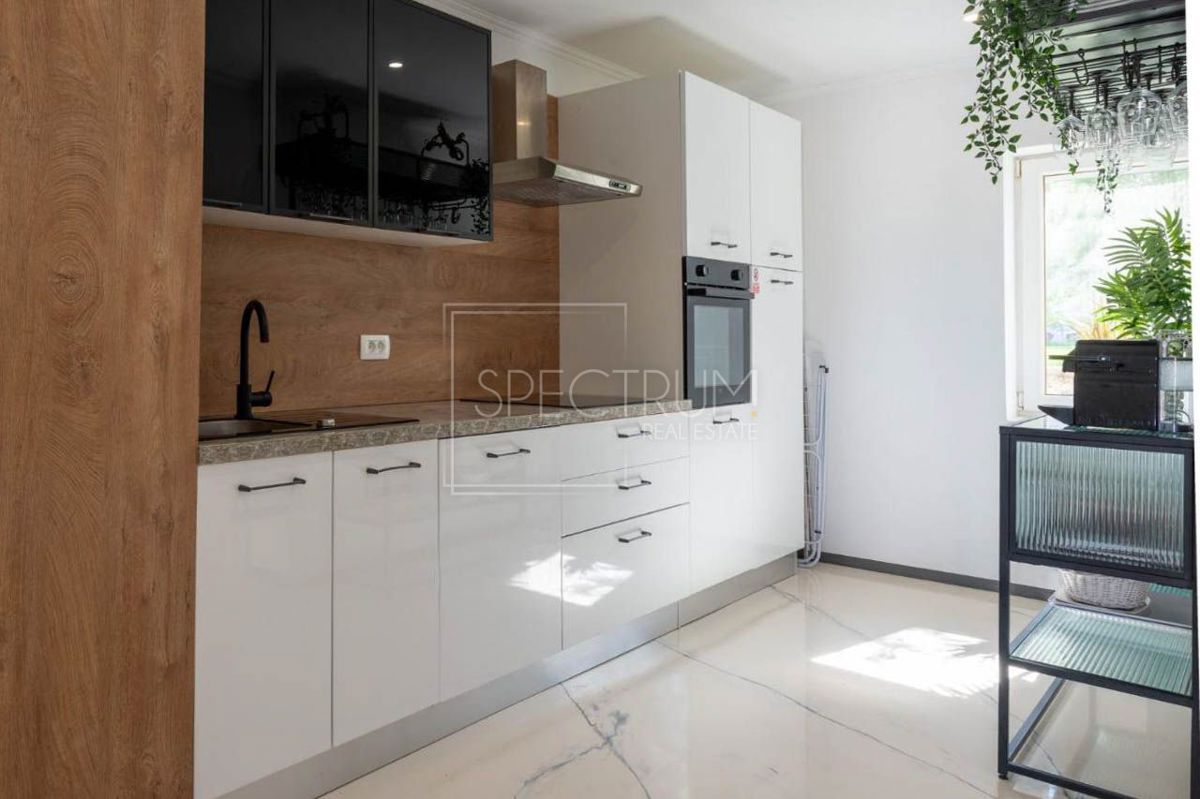 Zona Parenzo, casa ristrutturata con piscina