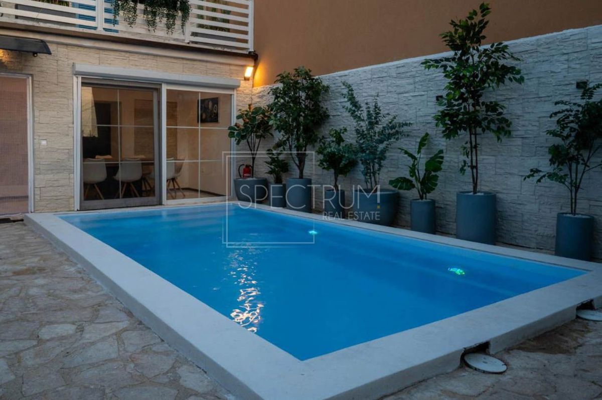 Zona Parenzo, casa ristrutturata con piscina