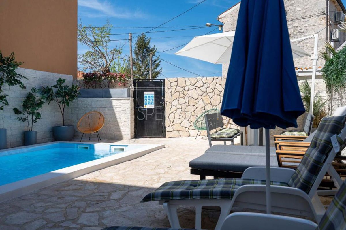 Zona Parenzo, casa ristrutturata con piscina