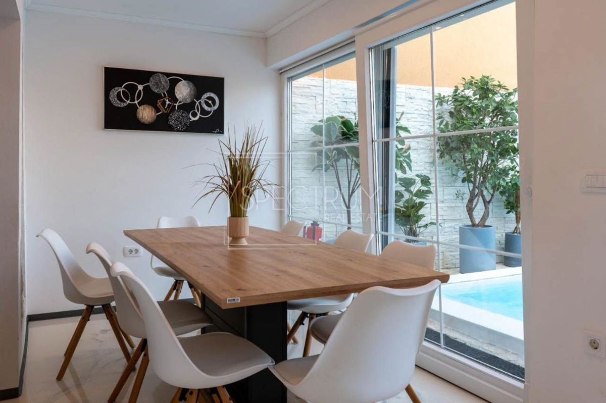 Zona Parenzo, casa ristrutturata con piscina