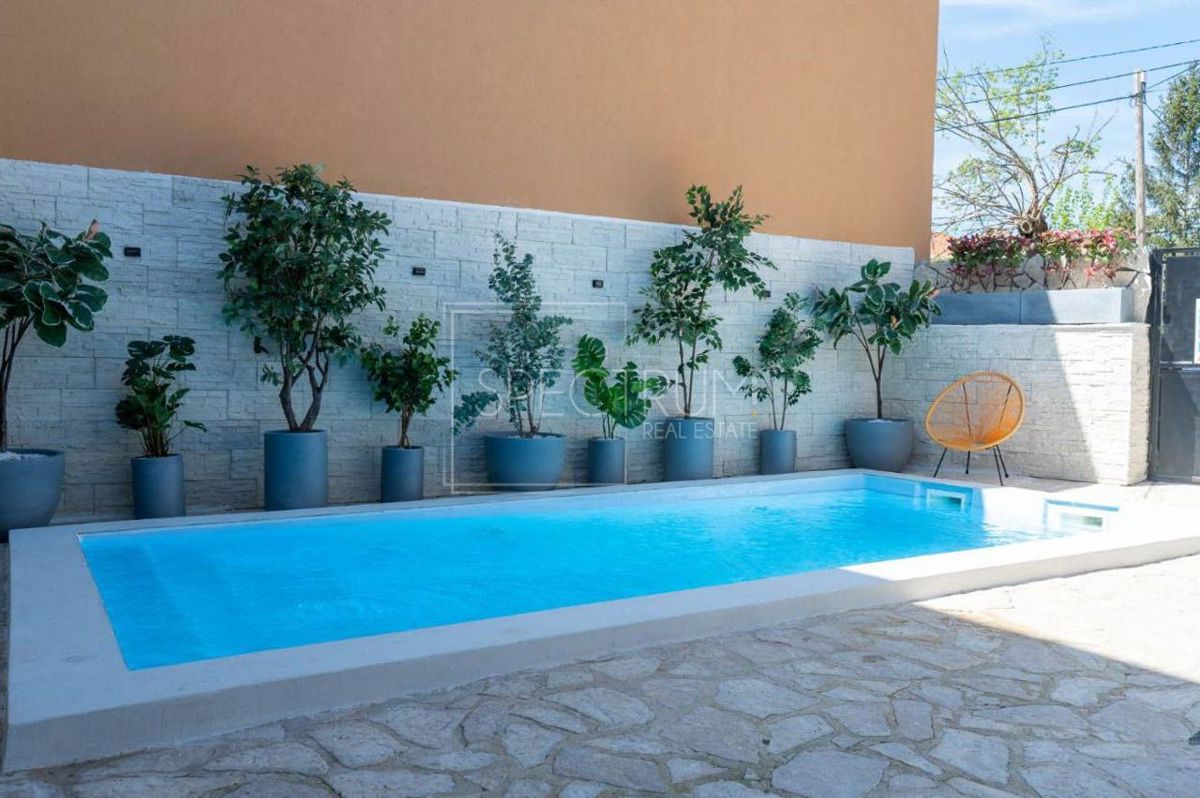 Zona Parenzo, casa ristrutturata con piscina