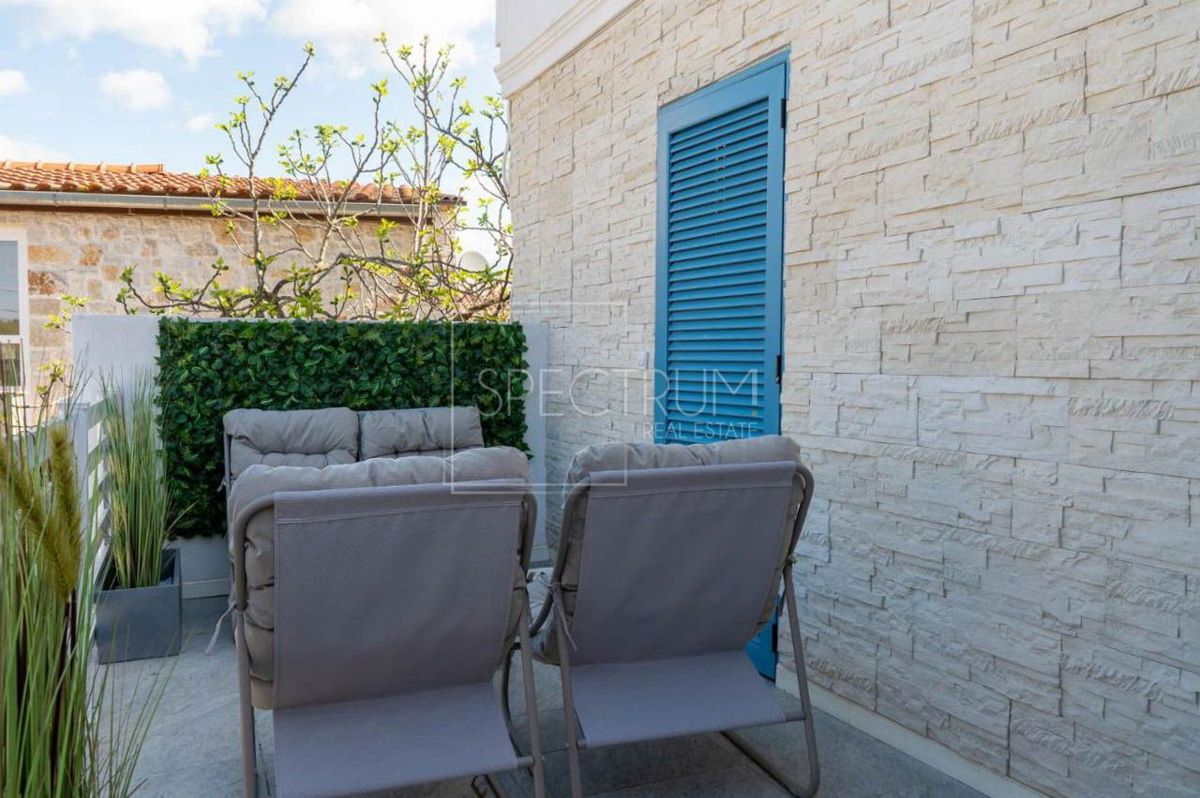 Zona Parenzo, casa ristrutturata con piscina