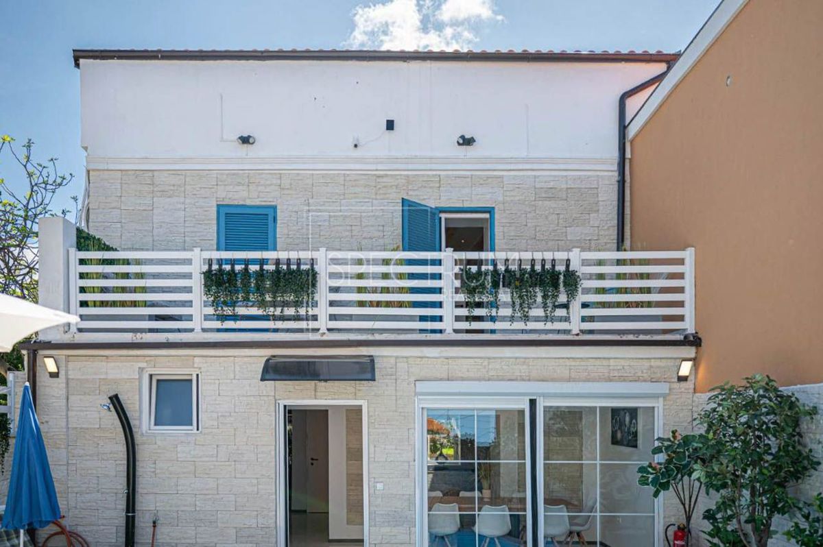 Zona Parenzo, casa ristrutturata con piscina