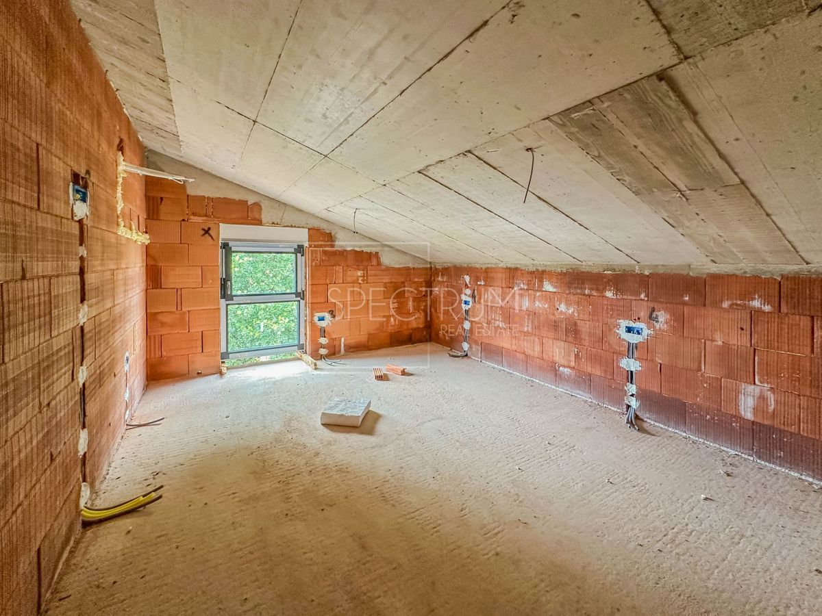 Fontane, appartamento mansardato di qualità e confortevole