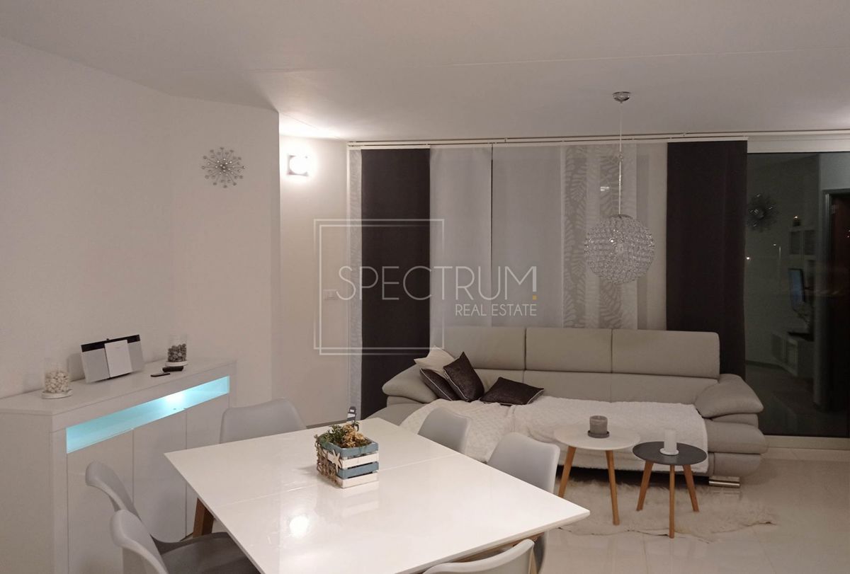 Cittanova, appartamento con vista mare in un edificio con ascensore