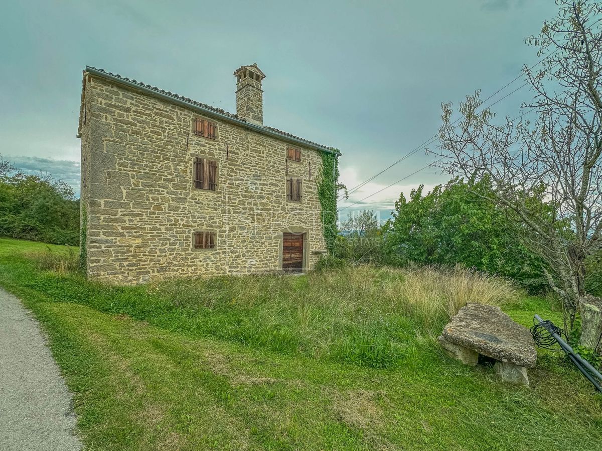Zona di Buie, casa indipendente in pietra con vista panoramica