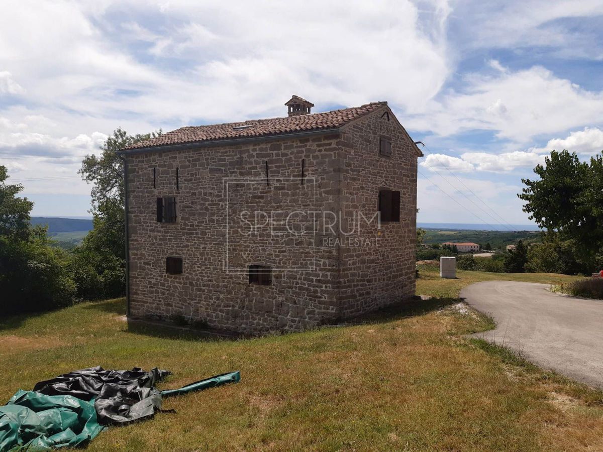 Zona di Buie, casa indipendente in pietra con vista panoramica