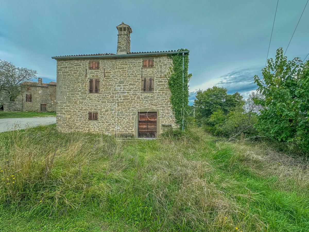 Zona di Buie, casa indipendente in pietra con vista panoramica