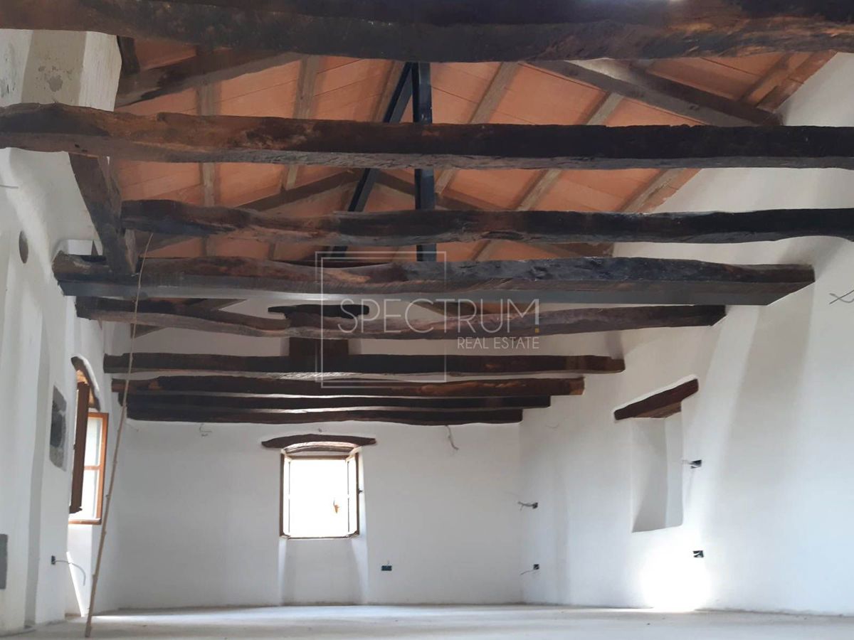 Zona di Buie, casa indipendente in pietra con vista panoramica