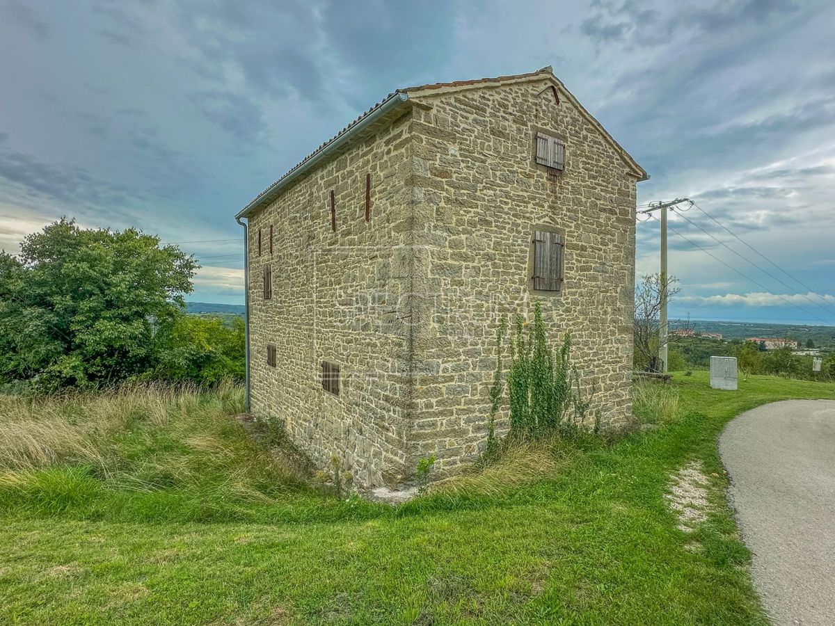 Zona di Buie, casa indipendente in pietra con vista panoramica