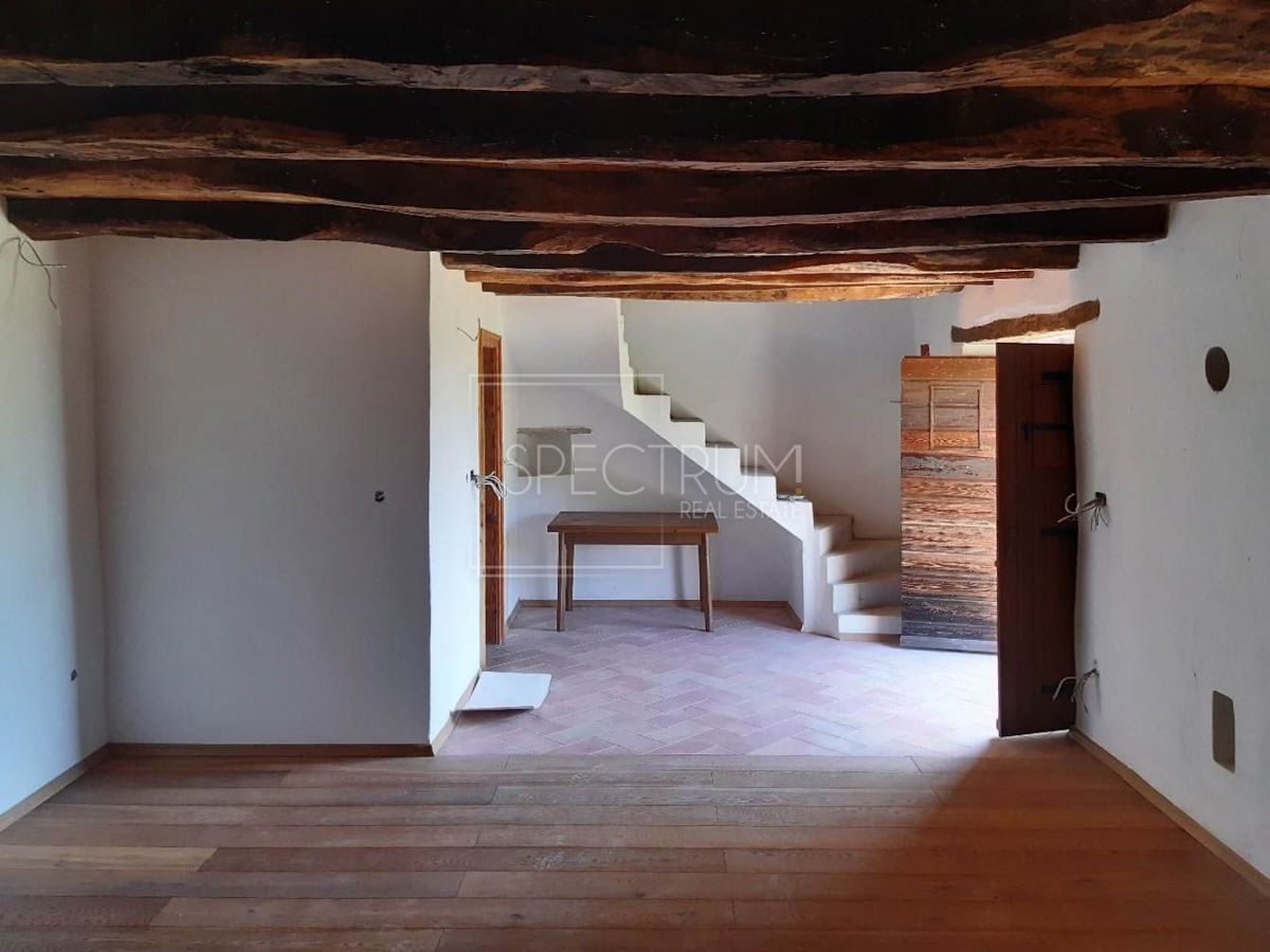 Zona di Buie, casa indipendente in pietra con vista panoramica