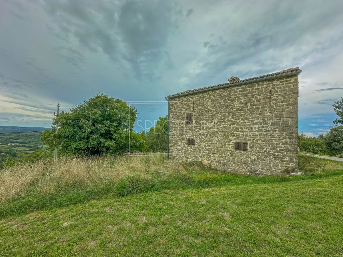 Zona di Buie, casa indipendente in pietra con vista panoramica